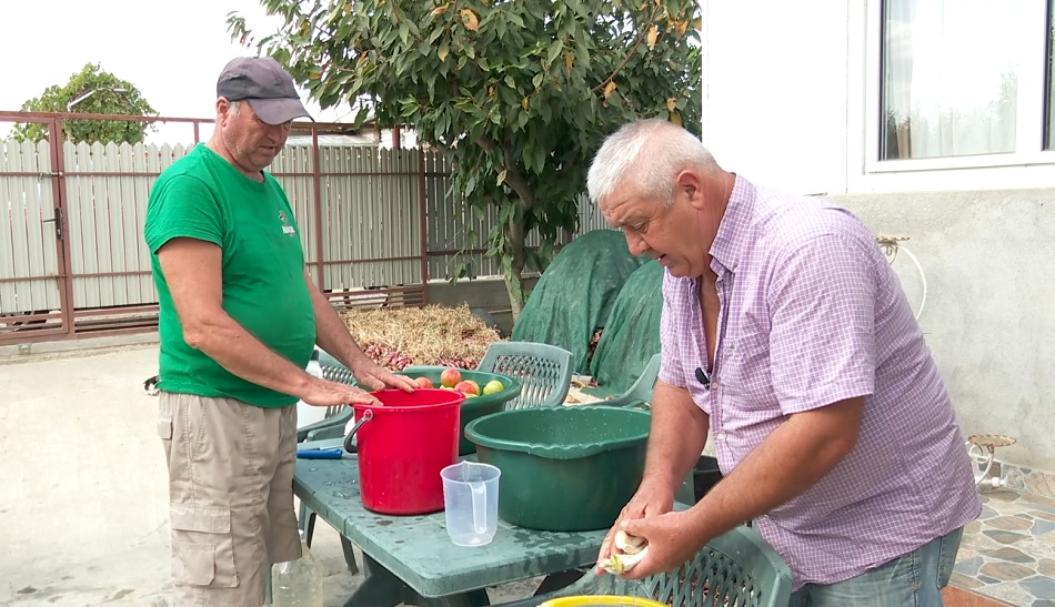 Murături în apă sărată de munte. Conserve de iarnă cu saramura care izvorăşte din pământ
