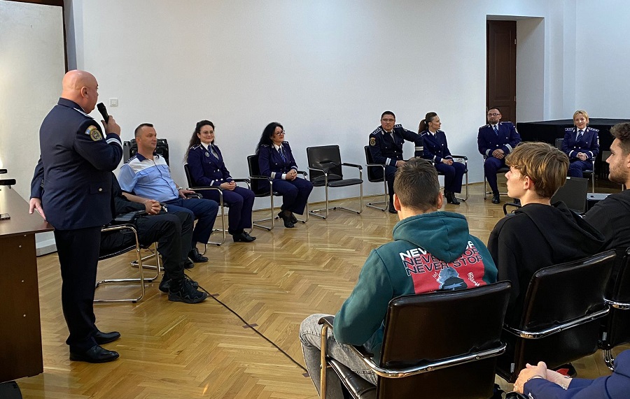 Ce înseamnă să fii polițist? Tinerii din Buzău, îndemnați să aleagă o carieră în Poliție