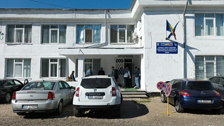 Noutate la Serviciul Permise, de la 1 ianuarie. Taxa pentru plăcuța de înmatriculare va fi plătită online