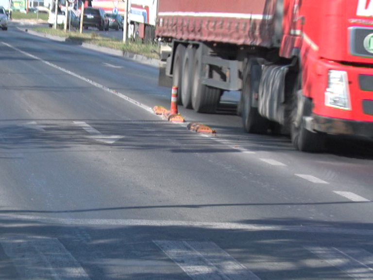 Soluție greșită. Stâlpișorii din Zona Industrială sunt distruși de tiruri