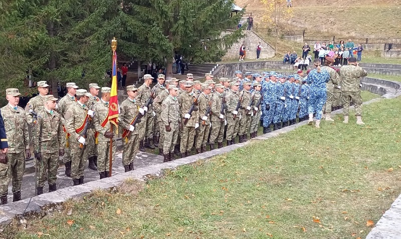 În cinstea Armatei Române! Ceremonial impresionant, la Monumentul „Ostașului Erou” din Siriu