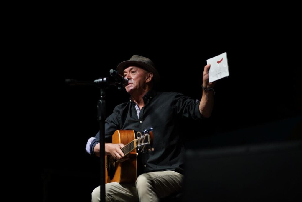 Un îndrăgit cântăreț de folk își lansează albumul ,,Viu", la Centrul Cultural ,,Florica Cristoforeanu" din Râmnicu Sărat