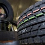 Se apropie sezonul cauciucurilor de iarnă. Ce riscă șoferii care circulă iarna cu anvelope de vară