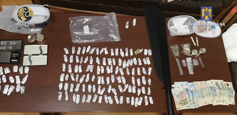 Trei traficanți de droguri, în arest. Rețea cu activitate în localități de pe Valea Slănicului