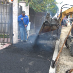 Asfalt pe Bucegi. Se lucrează la trotuare pe primul tronson