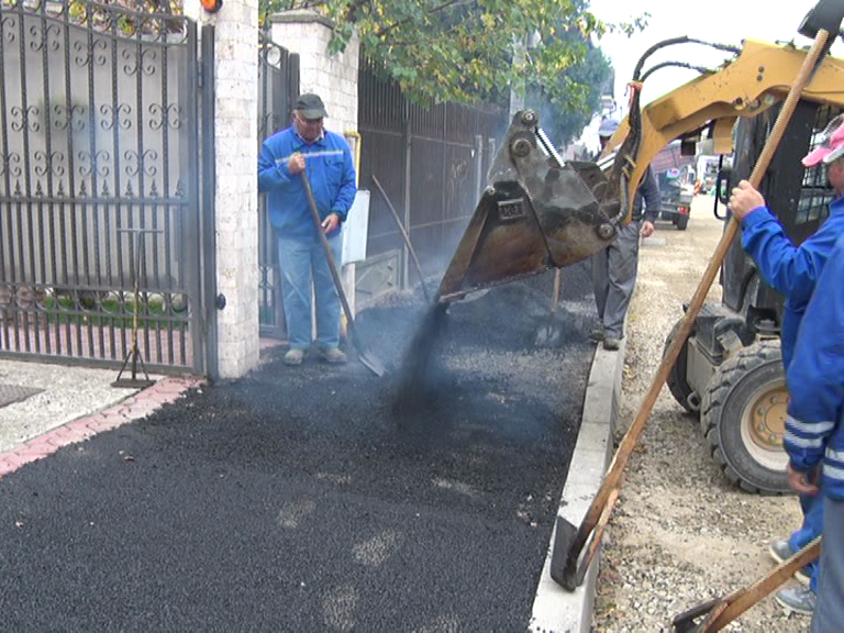 Asfalt pe Bucegi. Se lucrează la trotuare pe primul tronson