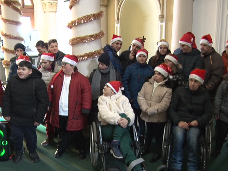 Colindători de la ”BonOm”. Edilii i-au întâmpinat cu daruri de Crăciun