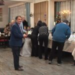 Platouri cu prăjituri, licitate pentru oamenii străzii. Eveniment caritabil de tradiție al angajaților unei clinici medicale