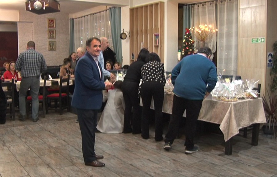 Platouri cu prăjituri, licitate pentru oamenii străzii. Eveniment caritabil de tradiție al angajaților unei clinici medicale