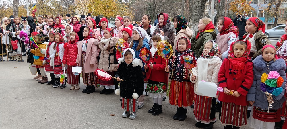 Colindători la Consiliul Județean. Vestitorii veniți din tot județul au primit cadouri