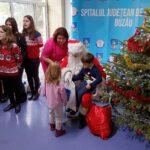 Moș Crăciun a ajuns la... spital! Cu daruri pentru copii și însoțit de colindători