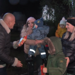 Primele cadouri de Sărbători. La Monteoru, copiii au primit dulciuri de la CJ