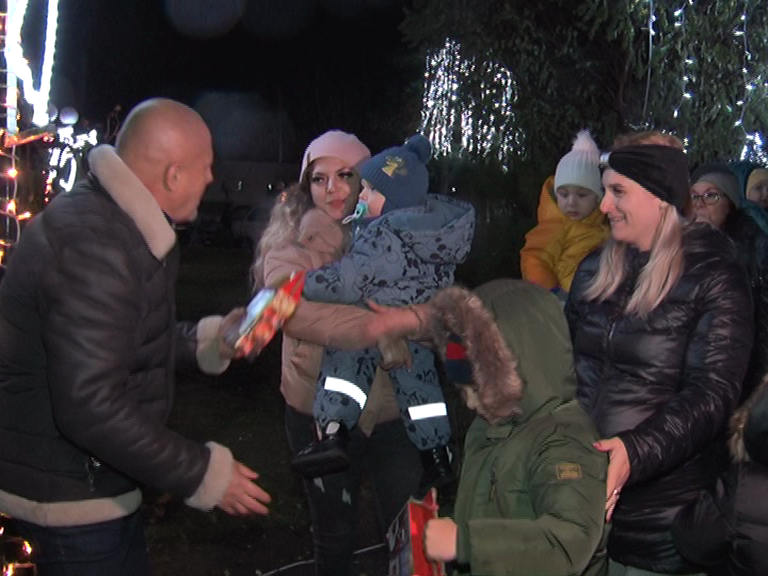 Primele cadouri de Sărbători. La Monteoru, copiii au primit dulciuri de la CJ