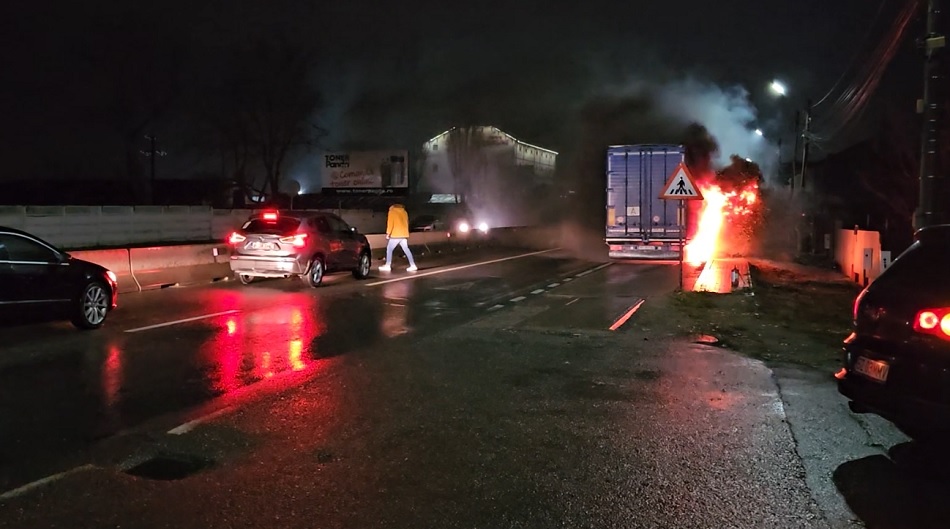 Camion în flăcări, pe DN2 E85. Șoferii din trafic, exemplu de spirit civic