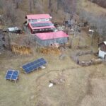 De la lampa cu gaz, la panouri fotovoltaice. Cum s-a schimbat viața unor familii din zona de munte a Buzăului