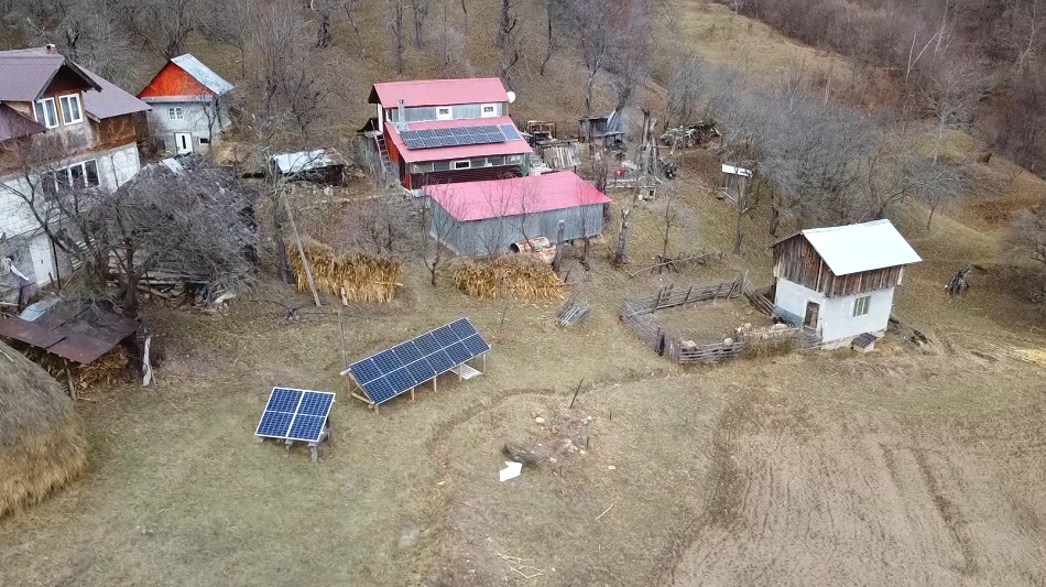 De la lampa cu gaz, la panouri fotovoltaice. Cum s-a schimbat viața unor familii din zona de munte a Buzăului