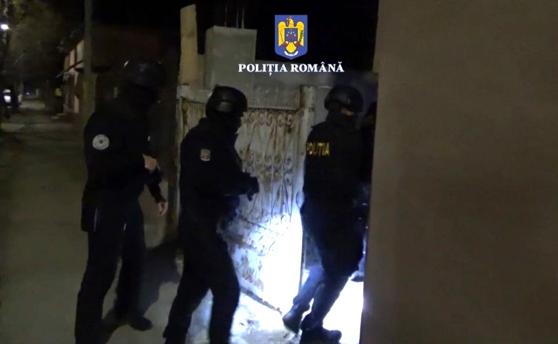 Percheziții de amploare la suspecți de proxenetism. Mai mulți râmniceni, „luați pe sus” de mascații Poliției