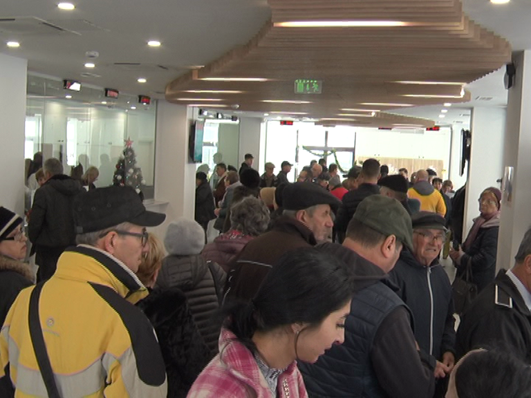 Primii la „datorie”. Aflux de contribuabili la taxe și impozite.