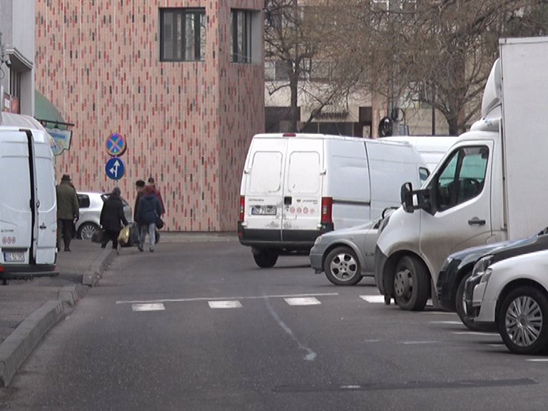 Interzis pentru autoutilitare. Mașinile mai lungi de 5 metri nu pot parca