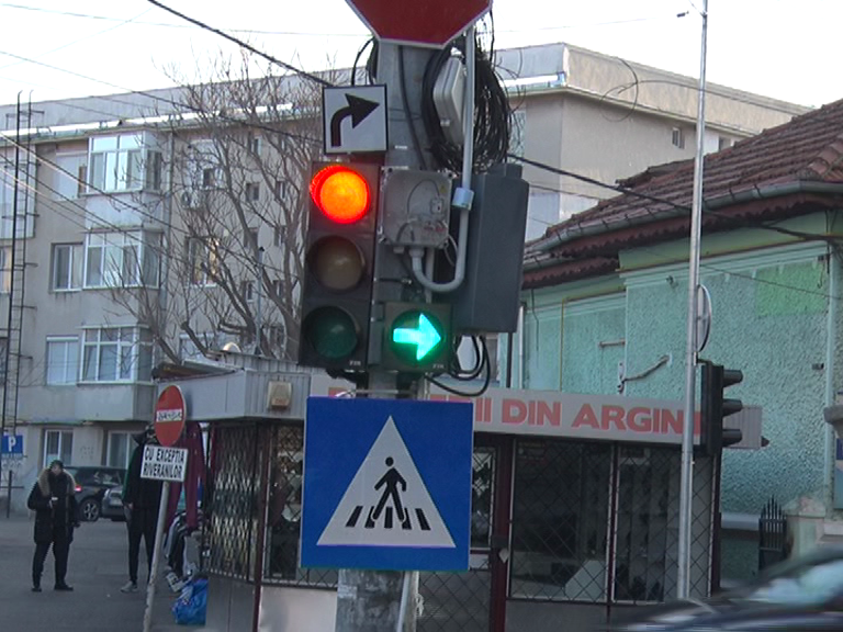 Verde pe Godeanu. De astăzi, atenție la semafoare!