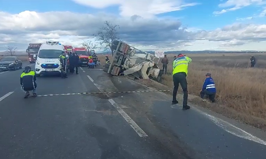 Betonieră răsturnată pe E85. Șoferul, un buzoian de 32 de ani, și-a pierdut viața