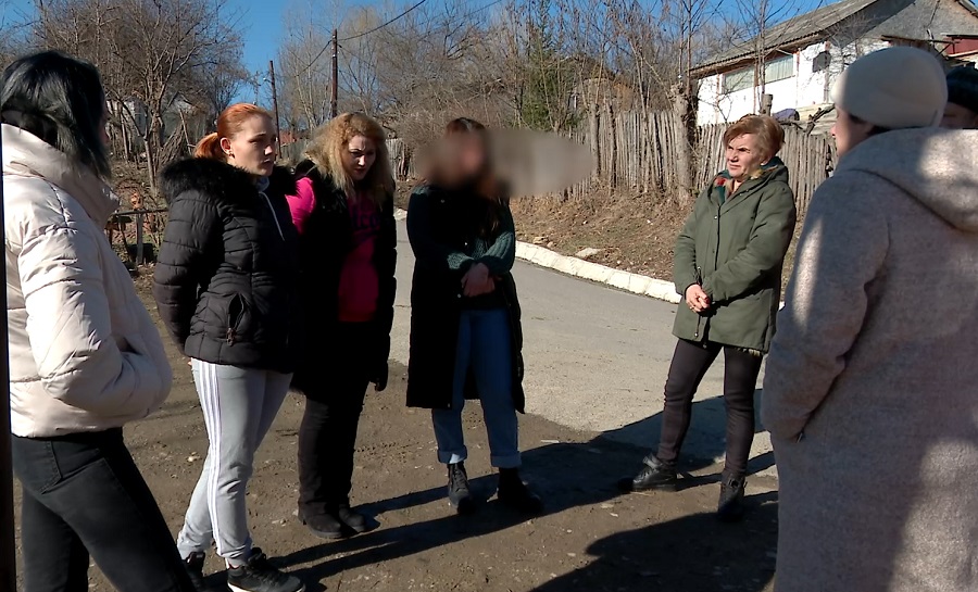 Revoltă în satul unui prădător sexual. Un magistrat hotărâse plasarea violatorului în arest la domiciliu
