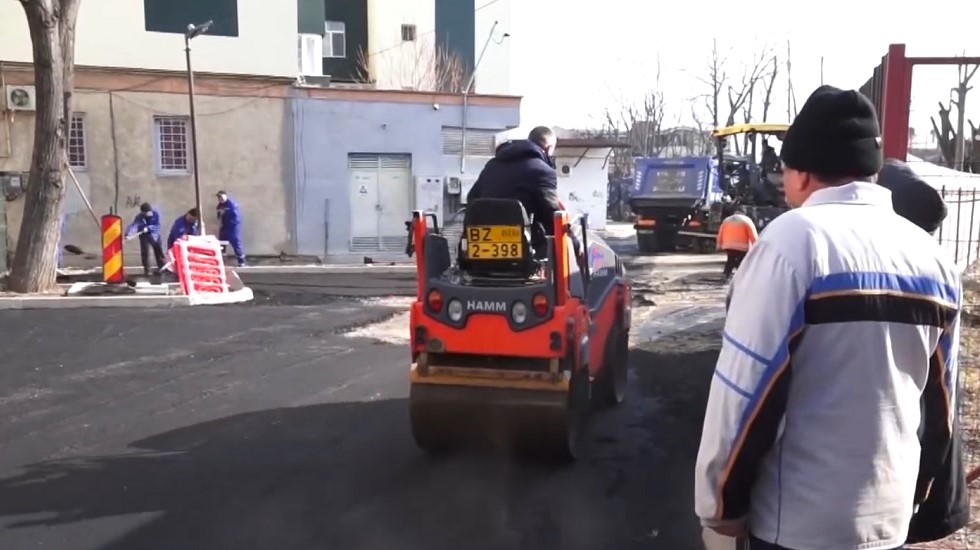 Primăria Buzău asfaltează în Centru. Edilul șef anunță că se vor reamenaja toate aleile și parcările