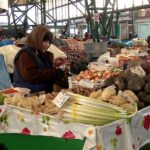 Au 80 de ani, dar munca nu le sperie. La 6 dimineața, sunt la tarabă în Piața Centrală