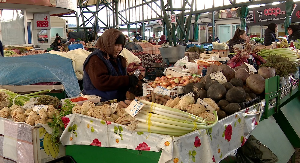 Au 80 de ani, dar munca nu le sperie. La 6 dimineața, sunt la tarabă în Piața Centrală