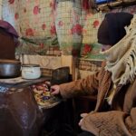 Focul în sobe cu coceni de porumb. Metodă folosită de săteni pentru a economisi lemne