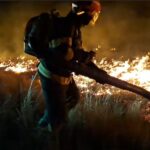 Incendiu devastator, în apropiere de Vulcanii Noroioși. Pompierii au indicii că o persoană a aprins intenționat focul