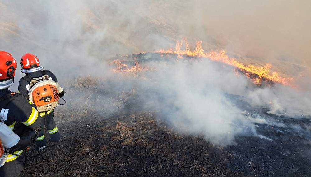 Zeci de incendii necontrolate, în doar 7 zile. Sute de hectare de vegetație, mistuite de flăcări