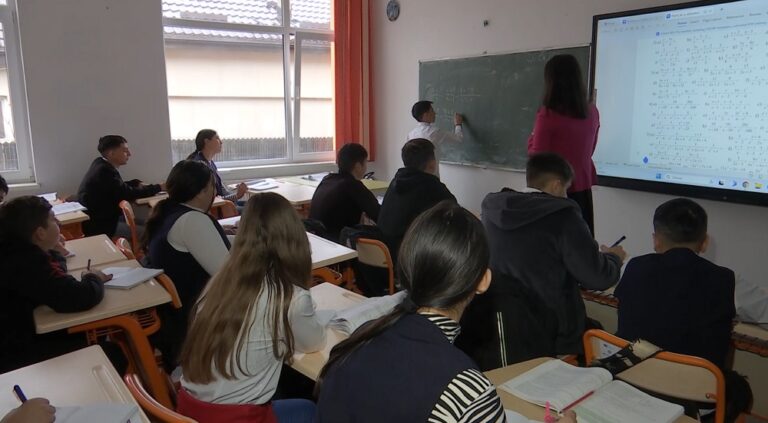 Program guvernamental reluat. Cornul, laptele și mărul revin pe băncile elevilor