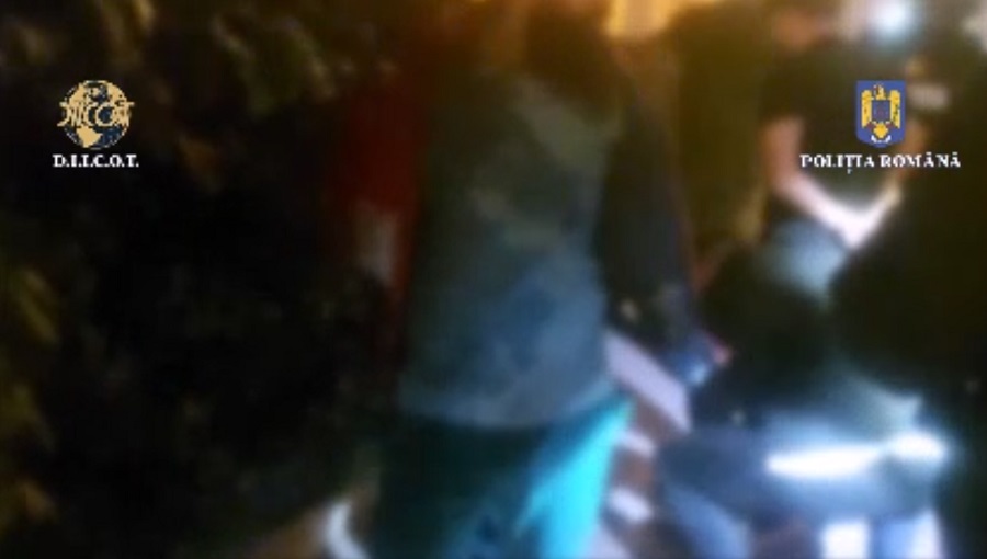 Percheziții la traficanți de droguri. Indivizii plasau marfa în cluburi și cazinouri