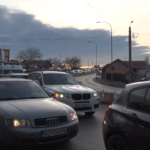 Aglomerație la intersecție. Lucrări la carosabil și trotuare