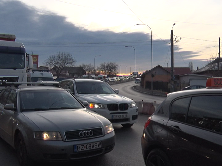 Aglomerație la intersecție. Lucrări la carosabil și trotuare