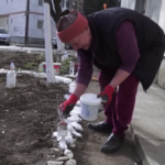 Începe curățenia. Spațiile verzi din jurul blocurilor au nevoie de îngrijire