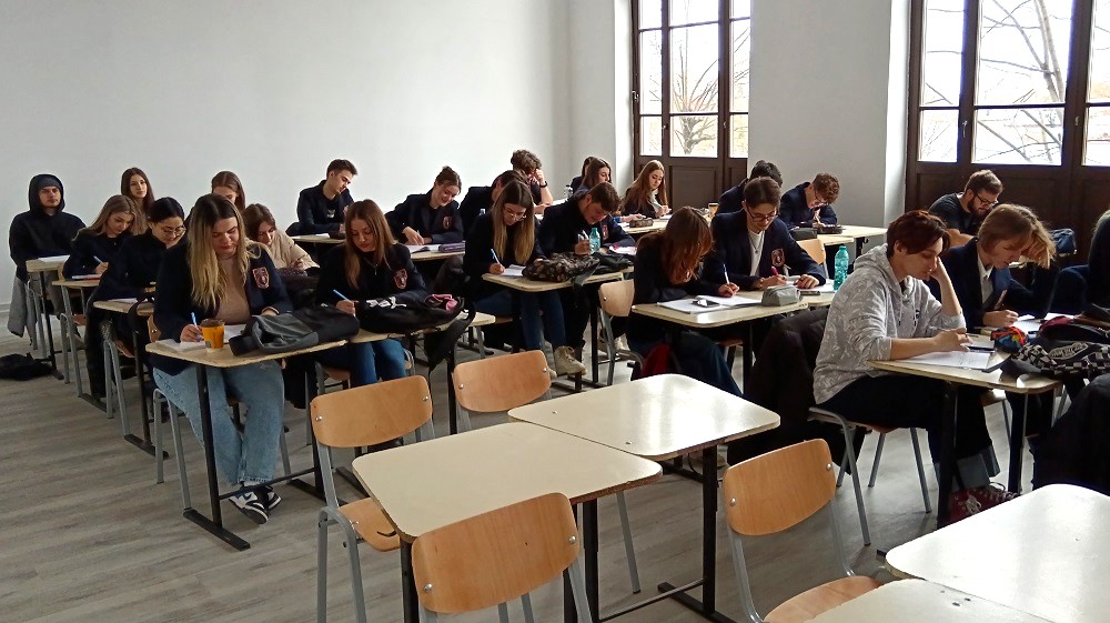 (VIDEO) Zi încărcată de emoții la Colegiul Eminescu. Prima zi de cursuri în băncile sediului de pe Independenței