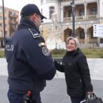 8 Martie în Buzău. Flori pentru femei din partea angajaților M.A.I.