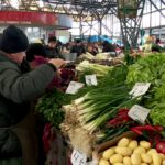 „Vedetă” de sezon în Piața Centrală. Legătura de leuștean, mai scumpă decât o pâine