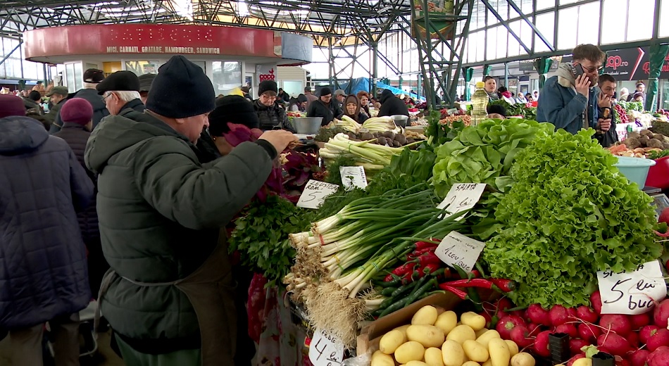 „Vedetă” de sezon în Piața Centrală. Legătura de leuștean, mai scumpă decât o pâine