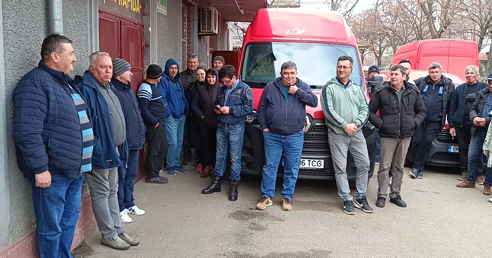 Au întrerupt lucrul timp de două ore. Poștașii vor salarii mai mari și contract colectiv de muncă