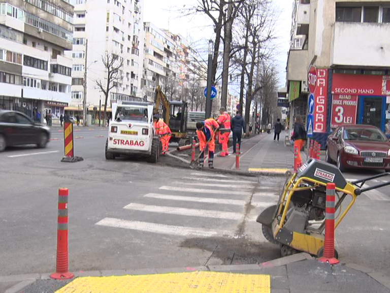 Săpături pe bulevardul abia recepţionat. Cheltuielile de refacere, în sarcina constructorului