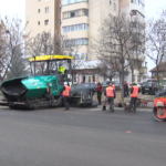 Lucrarea finală. Se toarnă stratul final de asfalt pe o stradă importantă
