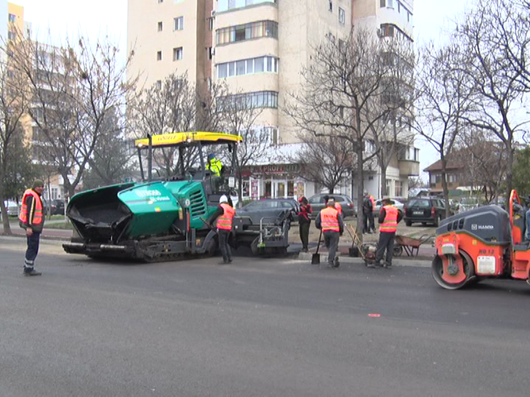 Lucrarea finală. Se toarnă stratul final de asfalt pe o stradă importantă