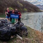Ecologizare de pe placă, pe Lacul Siriu. Inițiativă lăudabilă a unui grup de tineri buzoieni
