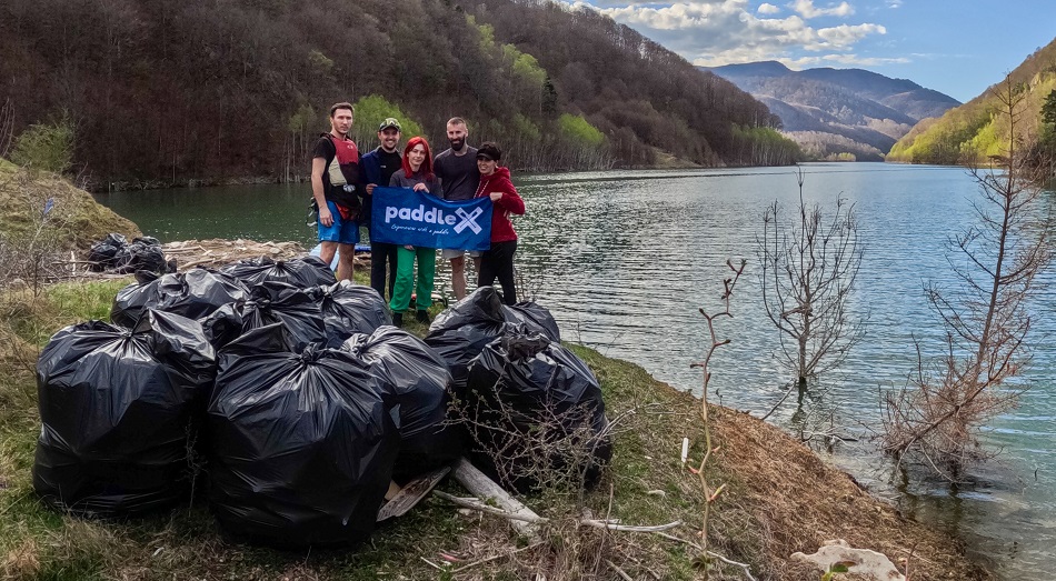 Ecologizare de pe placă, pe Lacul Siriu. Inițiativă lăudabilă a unui grup de tineri buzoieni