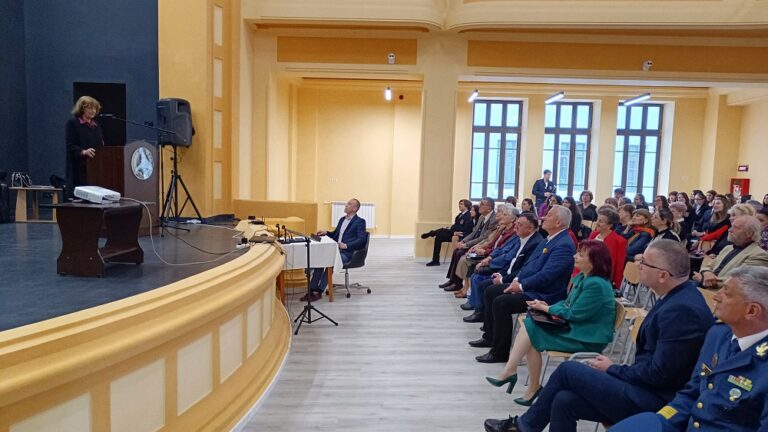 Ana Blandiana, prezentă la inaugurarea Colegiului Eminescu. Au mai participat oficialități, oameni de cultură, elevi de azi și de ieri