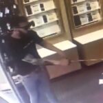 Individ cu afecțiuni psihice, "hoț de serviciu". Ieri, tânărul a furat un smartphone de față cu vânzătorul