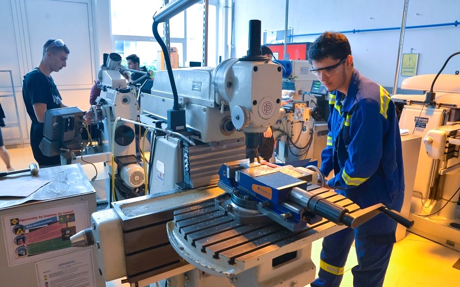 Învățământul profesional dual, tot mai ofertant. Sistemul funcționează cu succes în șase licee tehnologice din județ